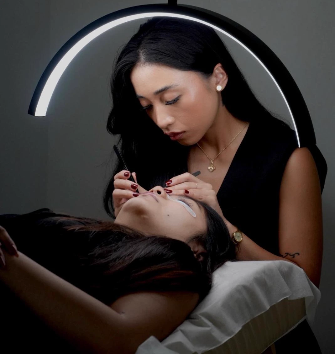 Detailed lash treatment